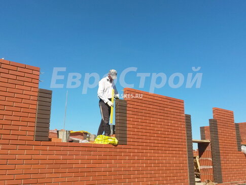 Каменщик за работой