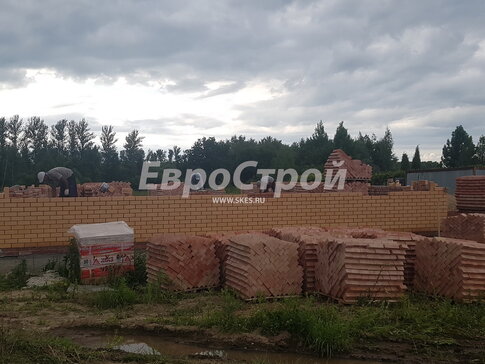 Подъем стен первого этажа