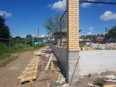 Кирпичный забор в Туле